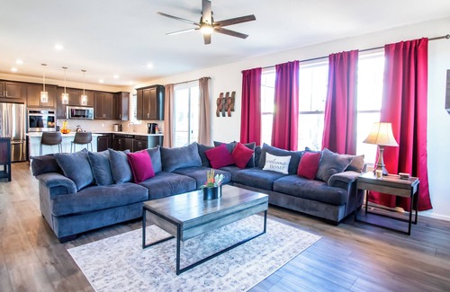 Aurora Casa | Spacious 6-Bedroom Retreat, Gym + Office