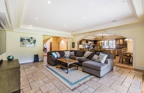 Tarzana Villa | Spacious 6-bedroom villa LAVISH RESORT