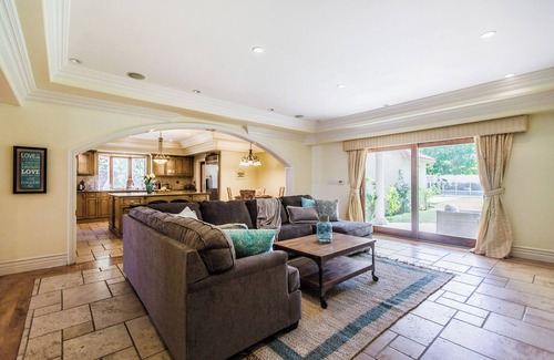 Tarzana Villa | Spacious 6-bedroom villa LAVISH RESORT