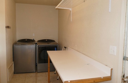 Tyrone Casa | Spacious 6-bedroom house with WiFi, AC in tranquil Silver City