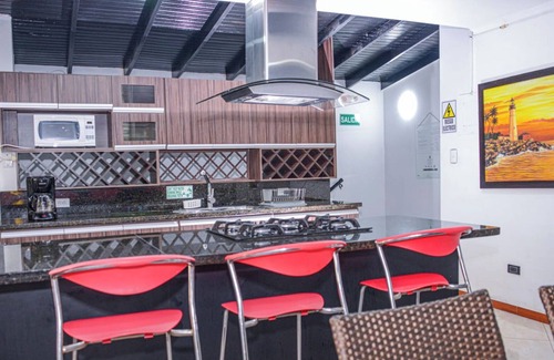 Zona Rosa Villa | Spacious 6-bedroom villa with AC, WiFi, Guest Friendly,5 blocks from LLERAS PARK