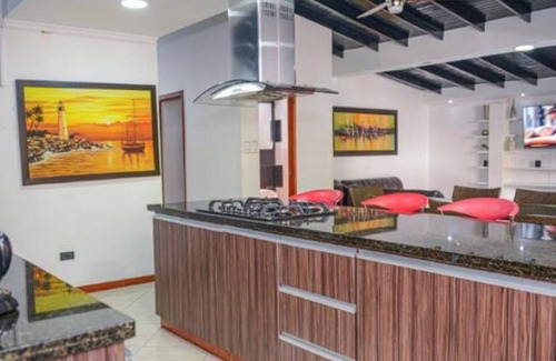 Zona Rosa Villa | Spacious 6-bedroom villa with AC, WiFi, Guest Friendly,5 blocks from LLERAS PARK