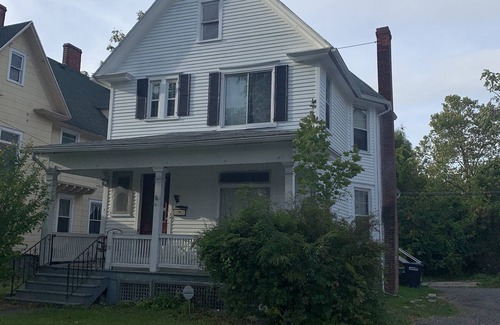 Geneva Casa | Spacious 6BD/2BA Colonial Style House - DT Geneva