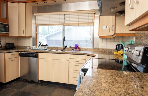Varsity Casa | Spacious 6BR and 2BA in Varsity – Walk to U of Calgary