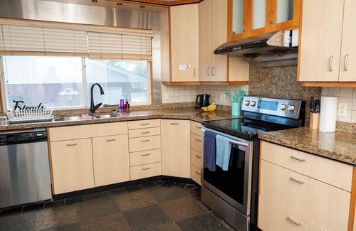 Varsity Casa | Spacious 6BR and 2BA in Varsity – Walk to U of Calgary