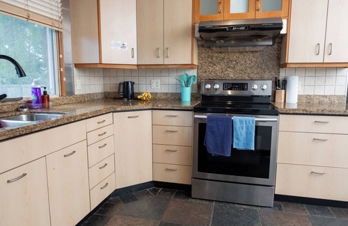 Varsity Casa | Spacious 6BR and 2BA in Varsity – Walk to U of Calgary