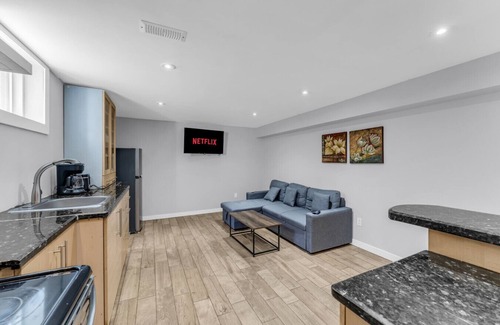 Brampton Apartamento | Spacious 6BR Getaway | Sleeps 16 | Yard & Parking
