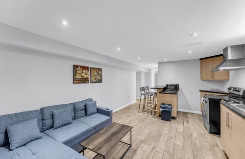 Brampton Apartamento | Spacious 6BR Getaway | Sleeps 16 | Yard & Parking