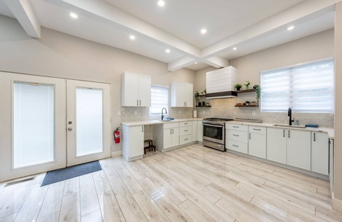 Roselle Casa | Spacious 6BR Retreat - Pool - Fire Pit - BBQ - 3 Min to NYC!