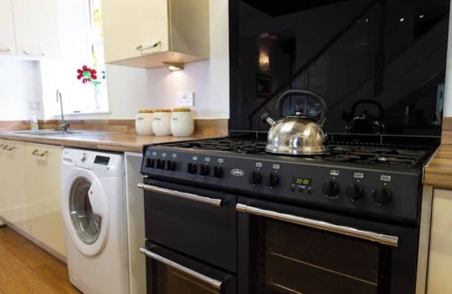Ainley Top Casa | Spacious 7 Bed House Sleeps 6 - Perfect Retreat