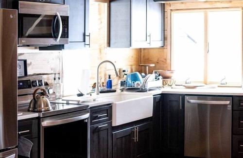 Grafton Cabina | Spacious 7-bedroom cabin in charming Grafton with fitness room, sauna & hot tub