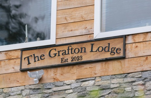 Grafton Cabina | Spacious 7-bedroom cabin in charming Grafton with fitness room, sauna & hot tub