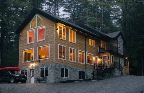 Grafton Cabina | Spacious 7-bedroom cabin in charming Grafton with fitness room, sauna & hot tub
