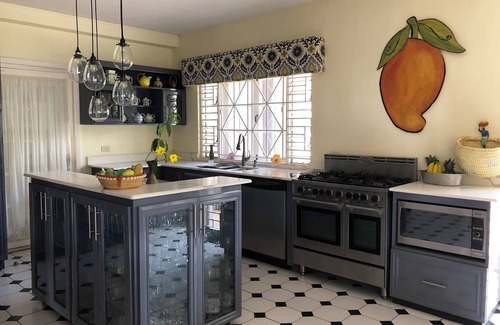 Saint Andrew Casa | Spacious 7-bedroom house with WiFi, AC in wonderful Kingston
