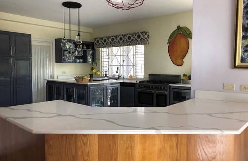 Saint Andrew Casa | Spacious 7-bedroom house with WiFi, AC in wonderful Kingston