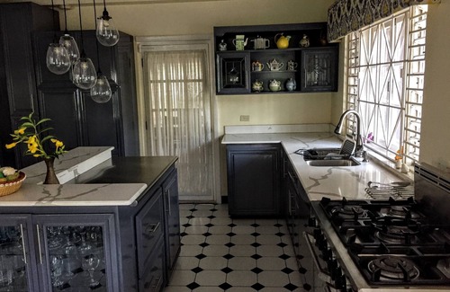 Saint Andrew Casa | Spacious 7-bedroom house with WiFi, AC in wonderful Kingston