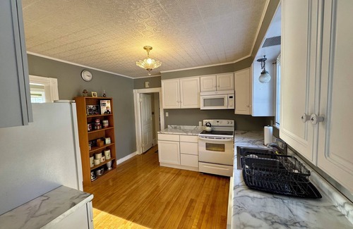 Laurium Casa | Spacious 7-bedroom house with WiFi, Garage, Sauna, and AC in amazing Calumet