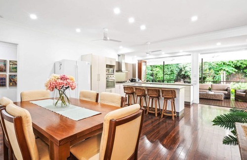 Whitfield Casa | Spacious 7-Bedroom Queenslander Retreat | Privacy, Comfort & Bushland Serenity