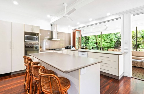 Whitfield Casa | Spacious 7-Bedroom Queenslander Retreat | Privacy, Comfort & Bushland Serenity