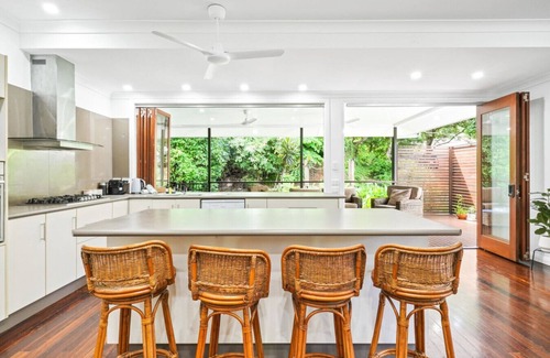 Whitfield Casa | Spacious 7-Bedroom Queenslander Retreat | Privacy, Comfort & Bushland Serenity
