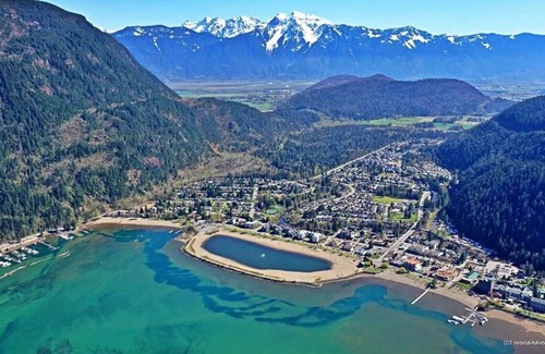 Popkum Casa | Spacious 7 BR House With Pool & Hot Tub Near Harrison Hot Springs