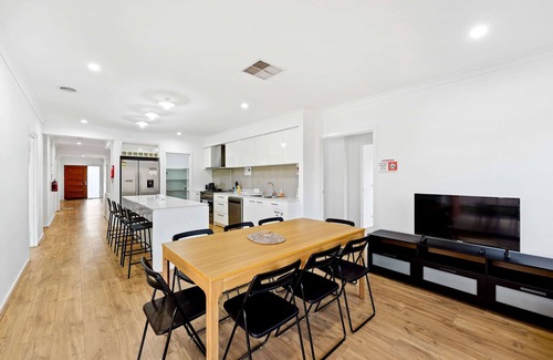 Clyde North Casa | Spacious 7BR Home in Clyde - Ideal for Groups