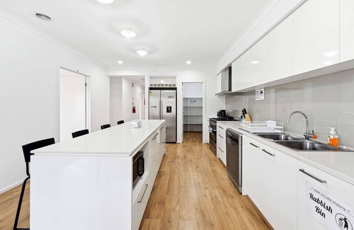 Clyde North Casa | Spacious 7BR Home in Clyde - Ideal for Groups