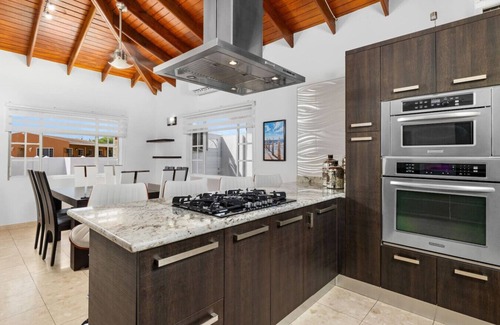Esmeralda Casa | Spacious 7BR Island Retreat with 8 Beds of Comfort at Sotto del Sol by Bocobay