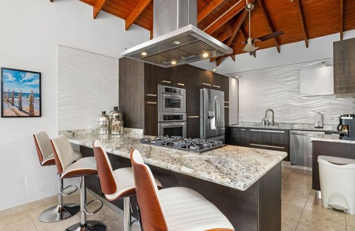 Esmeralda Casa | Spacious 7BR Island Retreat with 8 Beds of Comfort at Sotto del Sol by Bocobay