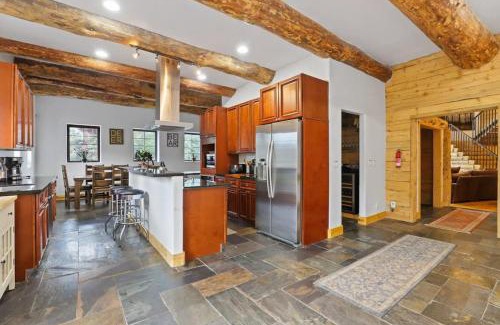 Blue River Casa | Spacious 7BR Lodge with Hot Tub Sauna and Mtn Views