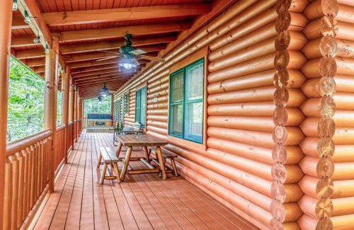 Gatlinburg Casa | Spacious 7BR Modern Rustic Log Cabin Retreat, Hot Tub, Arcade Room
