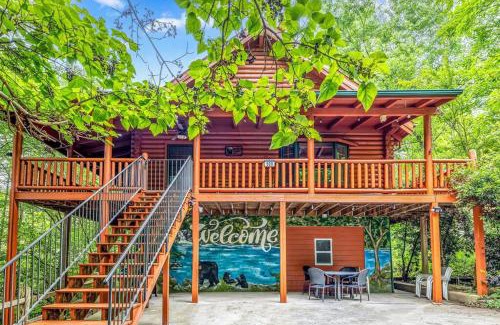 Gatlinburg Casa | Spacious 7BR Modern Rustic Log Cabin Retreat, Hot Tub, Arcade Room