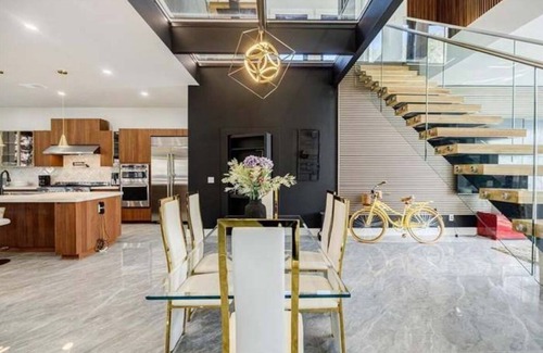 Woodstock Casa | Spacious 7k sq ft 6-bedroom Modern house in Marietta.