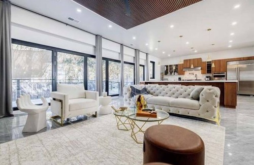 Woodstock Casa | Spacious 7k sq ft 6-bedroom Modern house in Marietta.