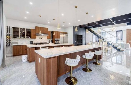Woodstock Casa | Spacious 7k sq ft 6-bedroom Modern house in Marietta.