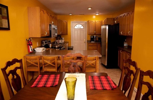 Hyattsville Casa | Spacious 8-bedroom house with AC and WiFi in charming Hyattsville