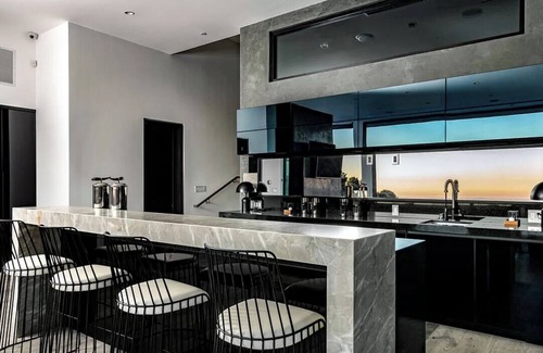 Bel Air Casa | Spacious 8-bedroom house in awesome Los Angeles with WiFi, AC, fitness room