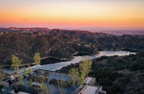 Bel Air Casa | Spacious 8-bedroom house in awesome Los Angeles with WiFi, AC, fitness room