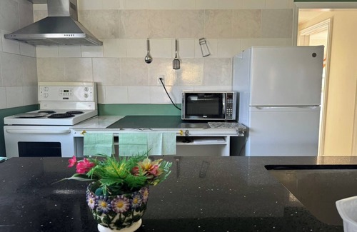 Newtonbrook Casa | Spacious 8-Person Entire House Near Finch Subway Station for Families Groups