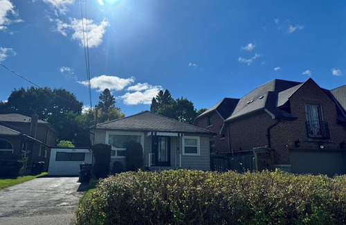 Newtonbrook Casa | Spacious 8-Person Entire House Near Finch Subway Station for Families Groups