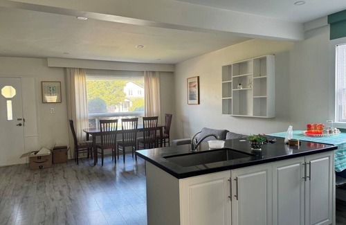 Newtonbrook Casa | Spacious 8-Person Entire House Near Finch Subway Station for Families Groups