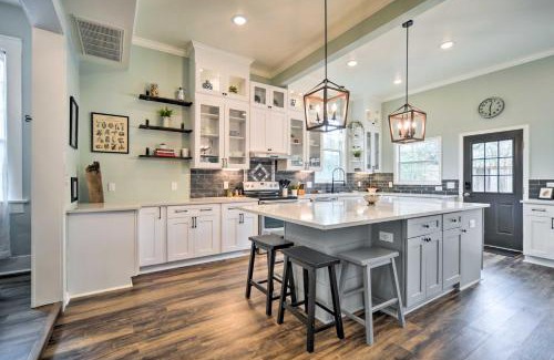 Gonzales Casa | Spacious Abode, Walk to Texas Heroes Square!