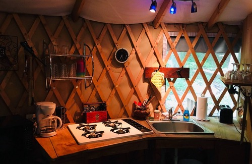 Trumansburg Cabina | ¡La yurta espaciosa y aireada es deliciosa para glamping con comodidad!