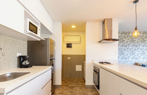 El Castillo Apartamento | Spacious and Airy 1BR unit next to Golden Mile with A/C and gym