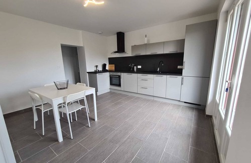 La Tour-Sur-Orb Apartamento | Spacious and bright, a few kilometers from the Avène thermal baths