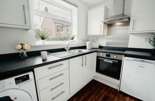 Hinckley Apartamento | Spacious and Bright 2 Bedroom Ground Floor Apartment 5 min walk from town centre with Free Parking Business and Leisure by Jesswood Properties