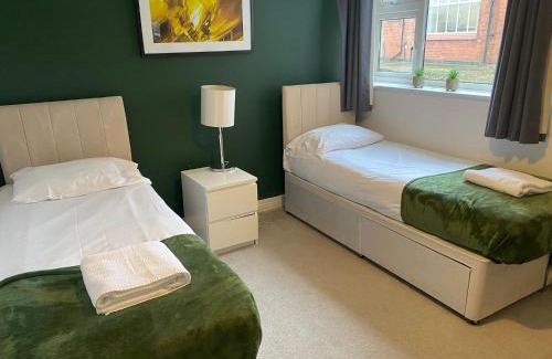 Hinckley Apartamento | Spacious and Bright 2 Bedroom Ground Floor Apartment 5 min walk from town centre with Free Parking Business and Leisure by Jesswood Properties