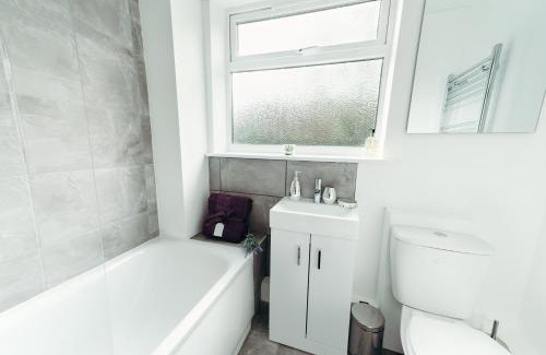 Hinckley Apartamento | Spacious and Bright 2 Bedroom Ground Floor Apartment 5 min walk from town centre with Free Parking Business and Leisure by Jesswood Properties