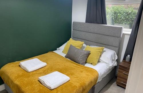 Hinckley Apartamento | Spacious and Bright 2 Bedroom Ground Floor Apartment 5 min walk from town centre with Free Parking Business and Leisure by Jesswood Properties