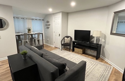Trinidad Apartamento | Spacious and bright 1bd English basement near Capitol w/free street parking